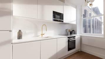 Coffee/tea maker, fridge, microwave, oven