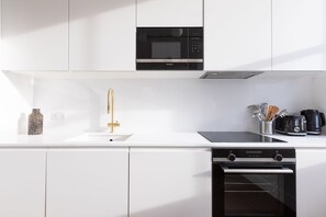 Fridge, microwave, oven, stovetop - Splendid 2 Bedroom Duplex Holborn London (London)