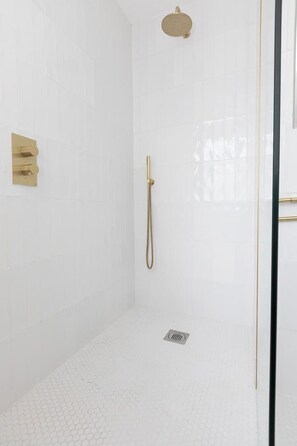 Een douche, een haardroger, handdoeken