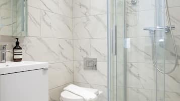 Douche, sĂšche-cheveux, serviettes fournies
