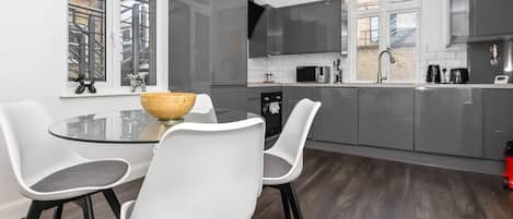 Jääkaappi, mikroaaltouuni, uuni, astianpesukone