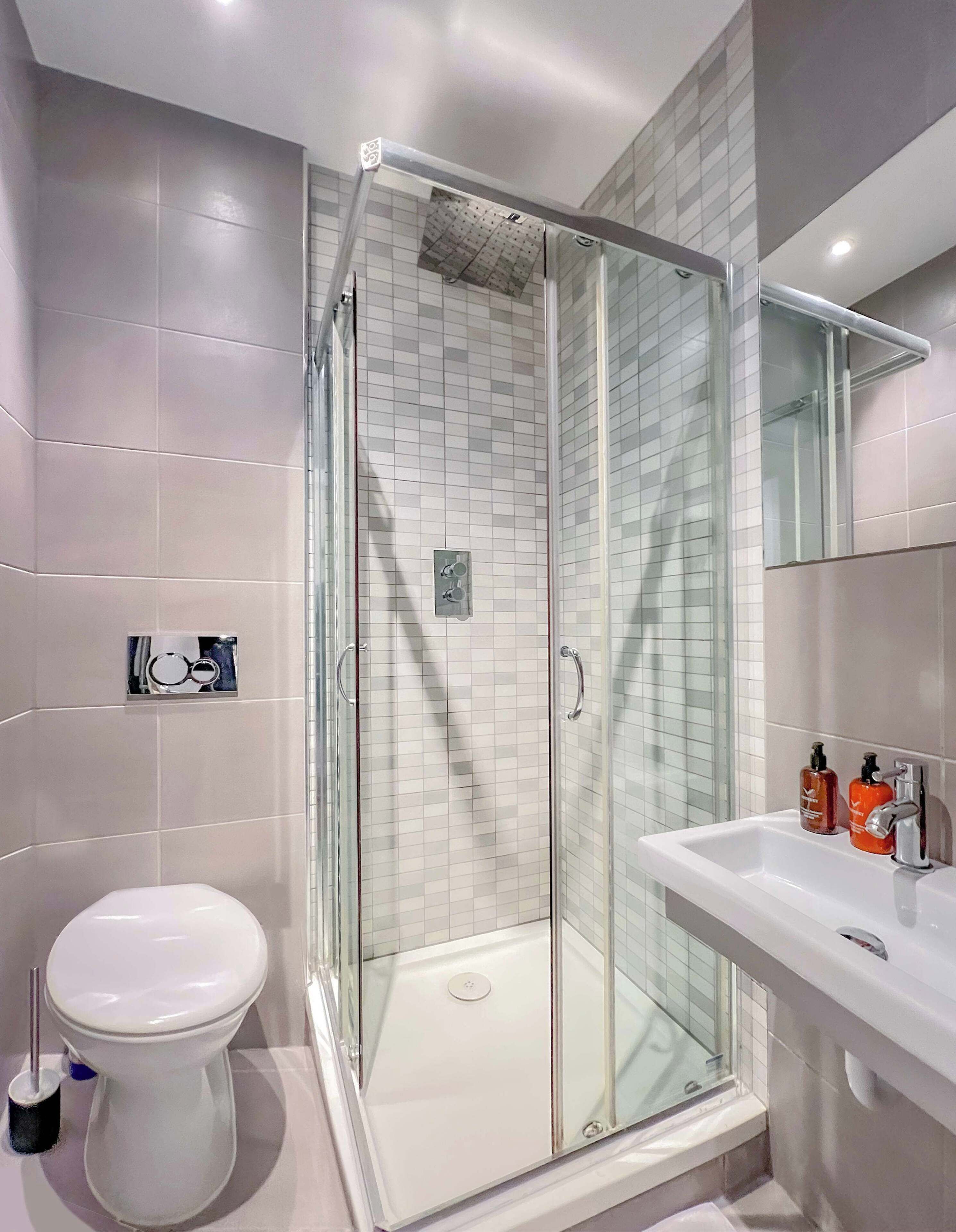 Dusche, Haartrockner, Handtücher, Shampoo