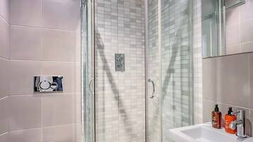 Dusche, Haartrockner, Handtücher, Shampoo