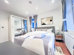 3 habitaciones, tabla de planchar con plancha, wifi y ropa de cama