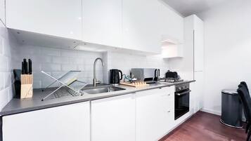 Wasserkocher mit Kaffee-/Teezubehör, Kühlschrank, Mikrowelle, Ofen