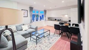 Un apartamento moderno con sala de estar, comedor y cocina.