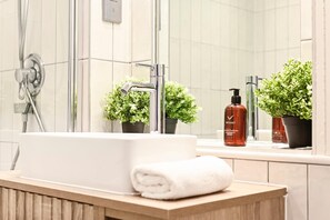 Shower, hair dryer, towels