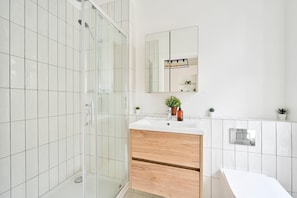 Shower, hair dryer, towels, shampoo - Amazing 3 Bed Apartment Great Portland Street (Greater London)