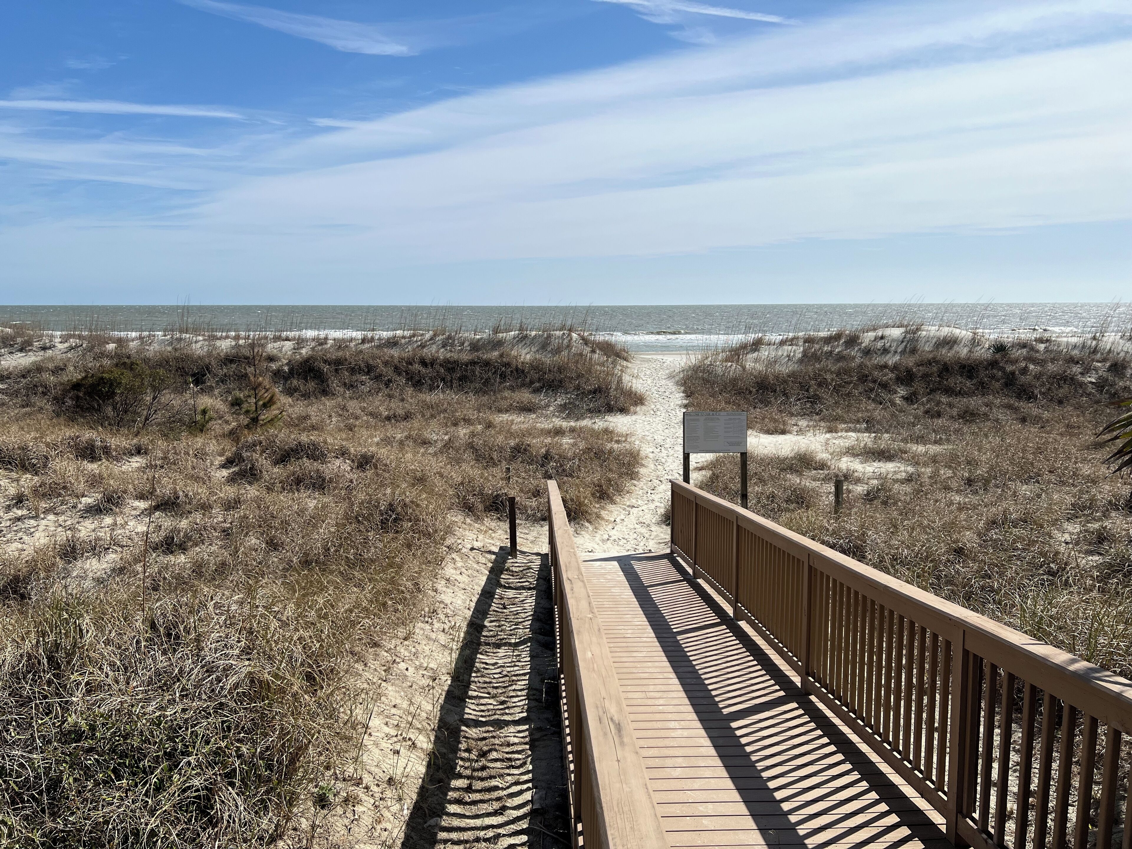 En la playa, sillas reclinables de playa, toallas de playa
