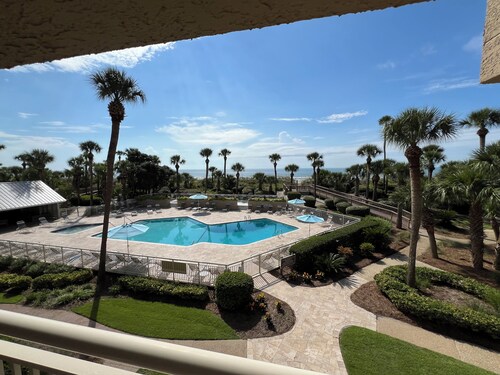 NEW LISTING
438 Captain’s Walk
Oceanfront 2BR/2Bath 2nd floor condo