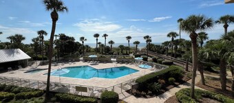 NEW LISTING
438 Captain’s Walk
Oceanfront 2BR/2Bath 2nd floor condo