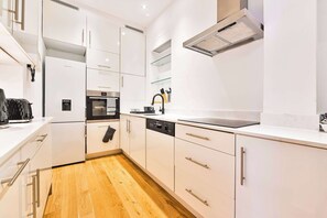 Fridge, microwave, stovetop, dishwasher