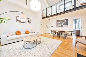 TV - Light and Airy Central London Apartment (Greater London)