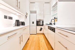 Kylskåp, mikrovågsugn, spishäll och diskmaskin