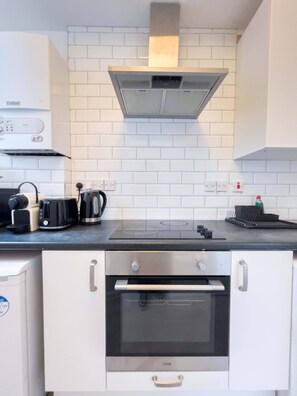 Een koelkast, een microgolfoven, een oven, een kookplaat