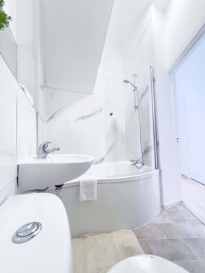 Bruser, hårtørrer, håndklæder, Shampoo