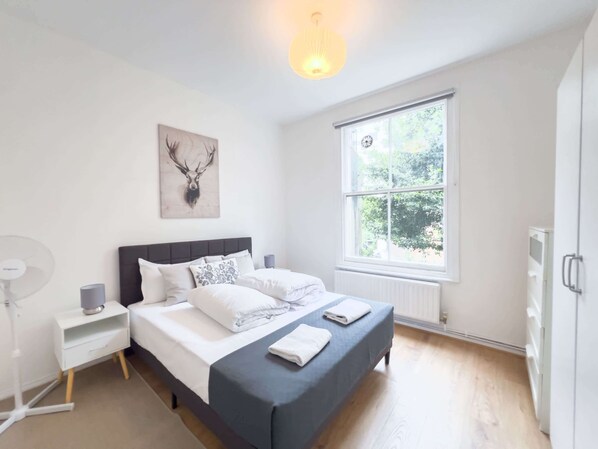 1 slaapkamer, een strijkplank/strijkijzer, wifi, beddengoed