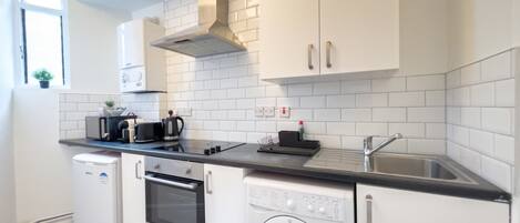 冷蔵庫、電子レンジ、オーブン、コンロ