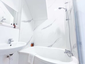 Bruser, hårtørrer, håndklæder, Shampoo