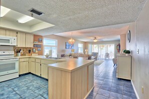 Private kitchen - Sea Oats 101 (Redington Shores)