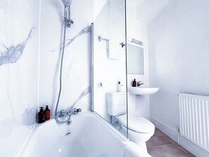 Douche, sèche-cheveux, serviettes fournies, shampoing