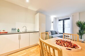 Interior - Delightful Tower Bridge Apartment Sleeps 6 (London)