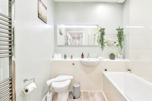 Shower, hair dryer - Delightful Tower Bridge Apartment Sleeps 6 (London)