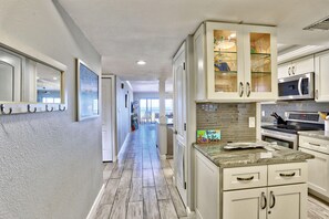 Apartment, Mehrere Betten (Land's End 10-303 Beach Front - Premi) | Eigene Küche | Ofen, Toaster