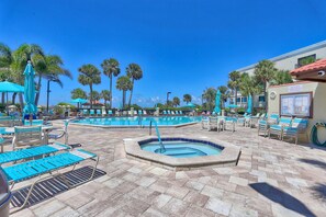 Appart'hôtel, plusieurs lits (Land's End 10-303 Beach Front - Premi) | Piscine | Piscine chauffée