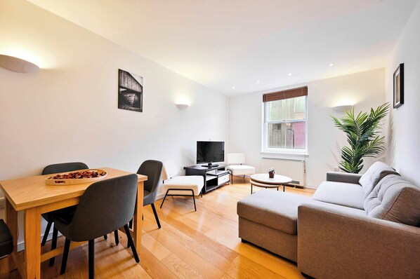 TV - Lovely 2 BED Tower Bridge Apartment Sleeps 6 (London)
