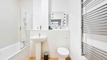 Een douche, een haardroger, handdoeken