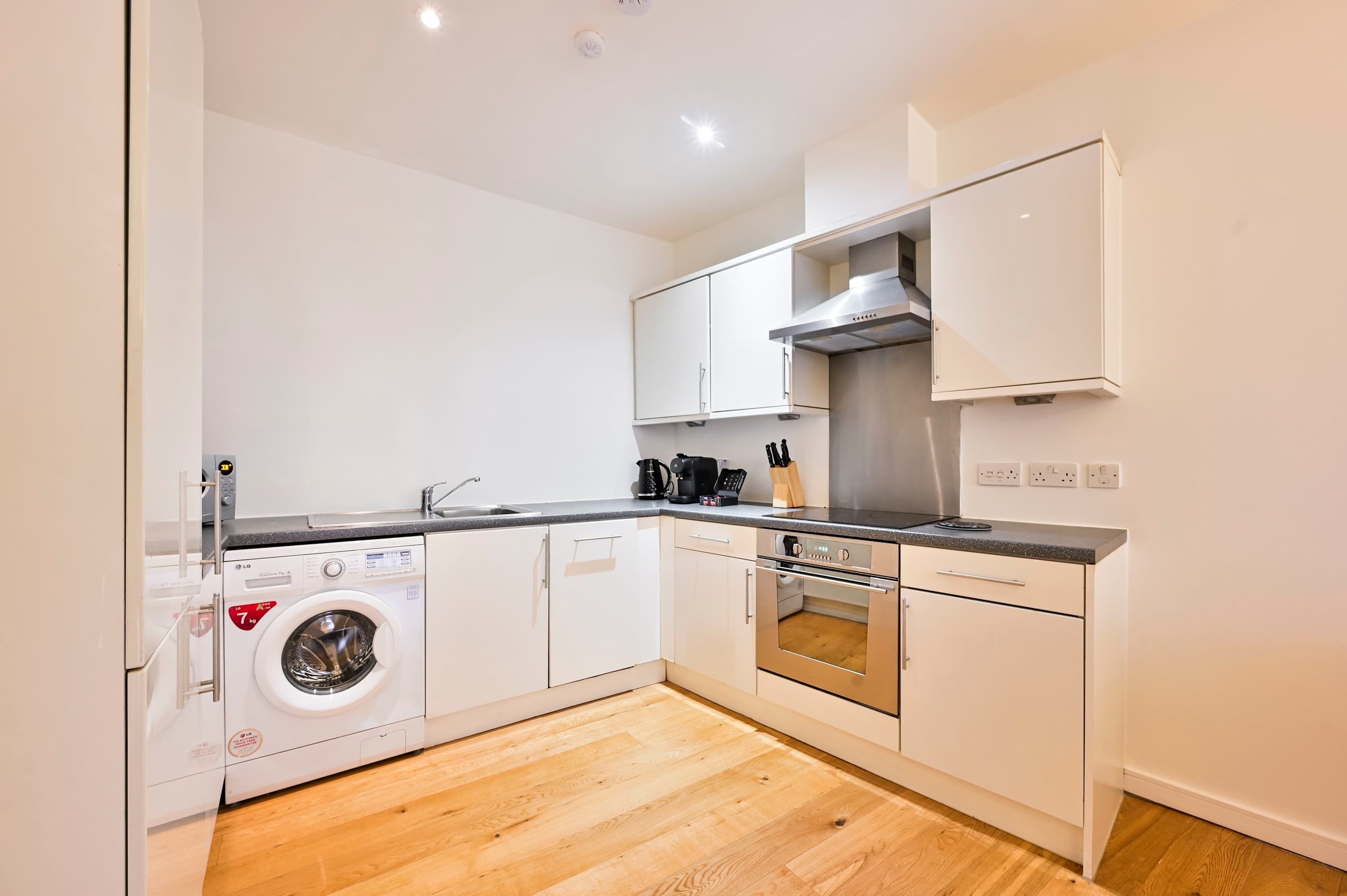 Een koelkast, een magnetron, een oven, een kookplaat