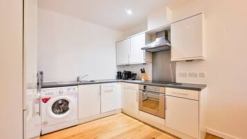 Een koelkast, een magnetron, een oven, een kookplaat