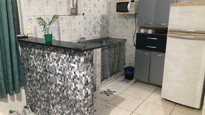 電子レンジ、コンロ、ミキサー、調理器具と食器
