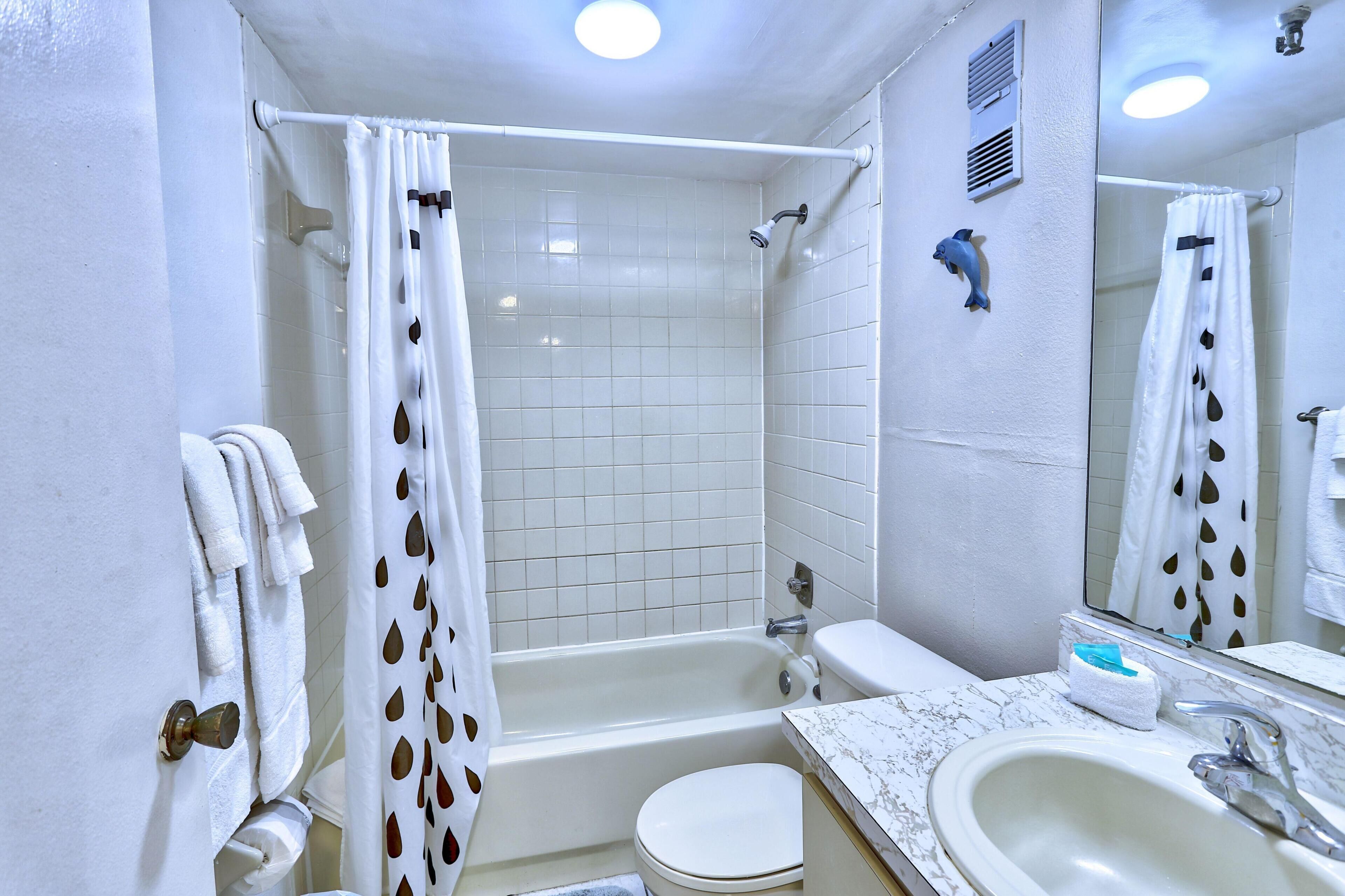 Une salle de bain avec une baignoire, des toilettes et un lavabo.
