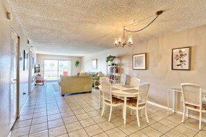 Interior - La Coquina 102 (Madeira Beach)