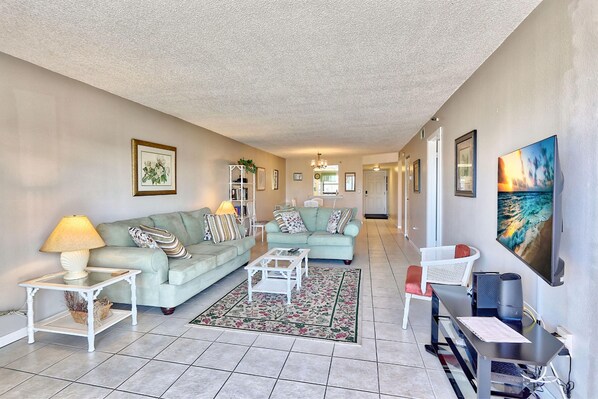 Living area - La Coquina 102 (Madeira Beach)