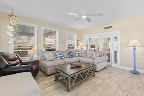 Huis, meerdere bedden (Beachside Vista) | Woonruimte | Een televisie