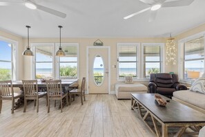 Huis, meerdere bedden (Beachside Vista) | Woonruimte | Een televisie