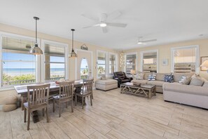 Casa, varias camas (Beachside Vista) | Área de sala de estar | Televisión 