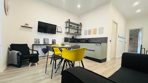 A modern living space with a dining area, kitchen, and seating area. - Stylish&Renovated Apt in Trastevere ac/wi-fi (Roma)
