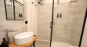 Hårtørrer, bidet, håndklæder, Sæbe