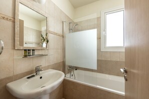 Dusche, Haartrockner, Handtücher