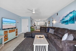 Appart'hôtel, 1 très grand lit et 1 canapé-lit (Colony Beach Club 101) | Coin séjour | Télévision