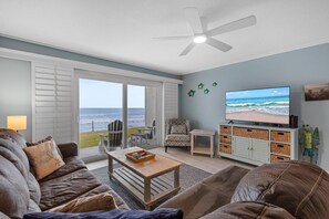 Condo, 1 cama King size y sofá cama (Colony Beach Club 101) | Área de sala de estar | Televisión