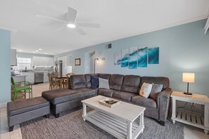 コンドミニアム キングベッド 1 台ソファーベッド付き (Colony Beach Club 101) | リビング エリア | テレビ