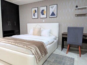 1 habitación, escritorio y espacio para trabajar con laptop 