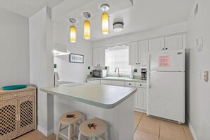Condo, Multiple Beds (Colony Beach Club 120) | Private kitchen | Oven, toaster