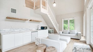 TV connectée, cheminée, chaîne hi-fi