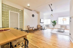 Dining - Wonderful Fitzrovia 3 Bed Apartment (Greater London)